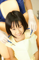 歯医者のリクライニングチェアに座る女の子