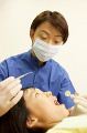 患者の女の子の治療をする歯科医男性