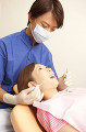 男性歯科医と治療を受ける女性