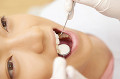 歯の治療を受ける男性患者