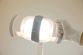 照明を持つ歯科医の手元