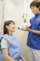 女性患者のレントゲンを撮る男性歯科医