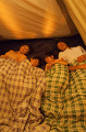 テントの中で眠る家族