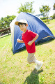 テントの周りを走り回る子供