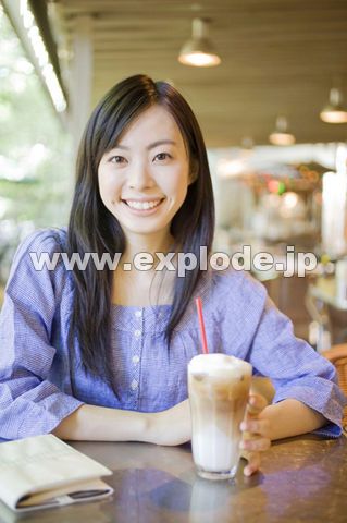 カフェでカフェラテを飲む女性