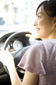車の運転をする女性