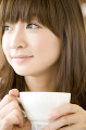 カフェでティーカップを持つ女性