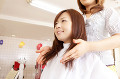 美容師に髪のカウンセリングを受ける女性