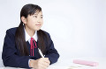 勉強中の女子中学生