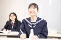 授業中の女子中学生