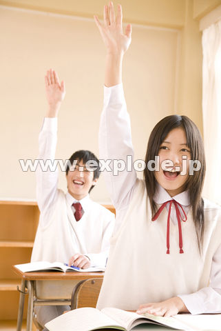 挙手をする中学生男女
