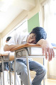 教室で居眠りをする男子中学生