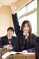 挙手をする女子中学生