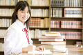 図書室で勉強する女子中学生