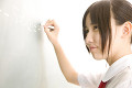 黒板に解答を書く女子中学生