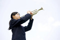 トランペットを吹く女子中学生