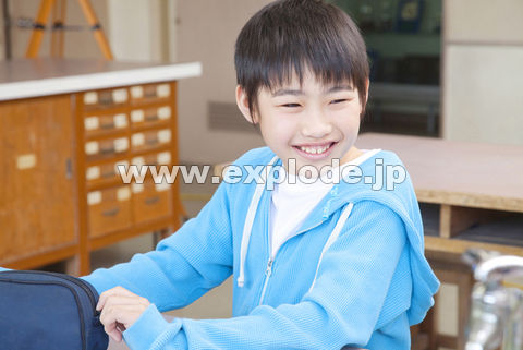笑顔の小学生男子