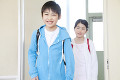 教室に入ってくる小学生男女