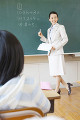 笑顔で授業をする女性教師