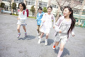 校庭を走る小学生4人