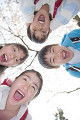 桜の下で笑う小学生4人