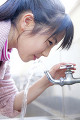 水道の水を飲む小学生女子
