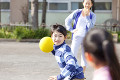 ドッジボールをする小学生男女