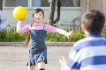 ドッジボールをする小学生男女