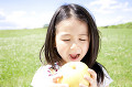 青リンゴを食べようとする女の子