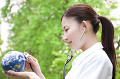 地球儀に聴診器を当てる女性看護師