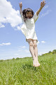 草原でジャンプする女の子
