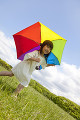 草原で日傘を差して微笑む女の子