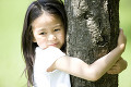 木に抱きつく女の子