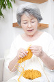 編み物をするシニア女性