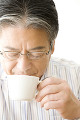 コーヒーを飲むシニア男性