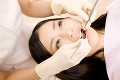 歯科治療をうける女性