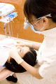 歯科治療中の歯科衛生士と女性患者