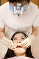 治療中の歯科衛生士と女性患者