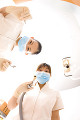 患者を覗き込む歯科衛生士2人