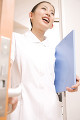 ドアを開ける笑顔の女性看護師