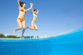 プールに跳びこむ水着姿の女性2人