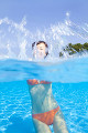 プールで遊ぶ水着姿の女性