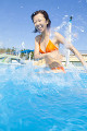 プールで遊ぶ水着姿の女性