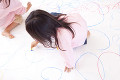模造紙に絵を描く幼稚園女児