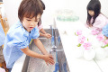 手を洗う幼稚園児