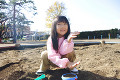 砂場で遊ぶ幼稚園女児