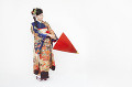 和傘を差す振袖姿の女性