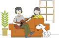 男性が弾くギターを聴く女性と犬