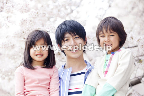 桜の下で微笑む親子