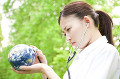 地球儀に聴診器を当てる看護師